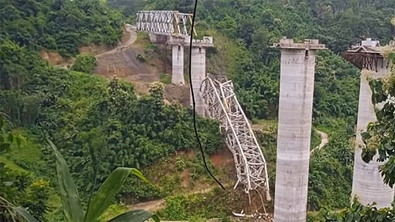 Hiện trường vụ sập cầu đường sắt tại bang Mizoram, Ấn Độ, ngày 23/8/2023. (Ảnh: CNN)