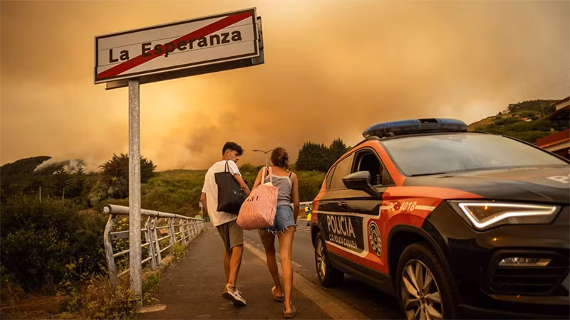 Cư dân của thị trấn La Esperanza sơ tán để đề phòng nguy hiểm do cháy rừng. (Ảnh: Anadolu Agency/Getty Images) Cư dân của thị trấn La Esperanza sơ tán để đề phòng nguy hiểm do cháy rừng. (Ảnh: Anadolu Agency/Getty Images)