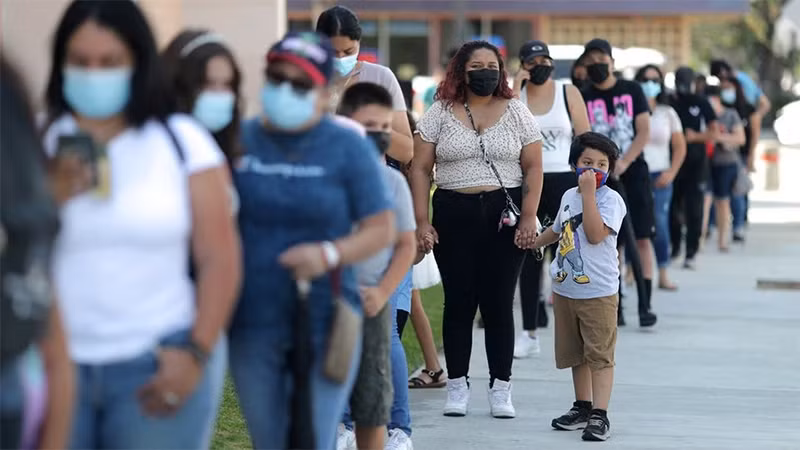 Xếp hàng chờ xét nghiệm Covid-19 tại bang California, Mỹ, ngày 12/8/2021. (Ảnh: Reuters) Xếp hàng chờ xét nghiệm Covid-19 tại bang California, Mỹ, ngày 12/8/2021. (Ảnh: Reuters)