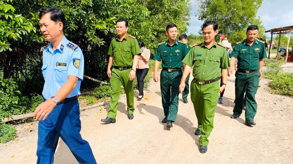 Đoàn công tác Ban Chỉ đạo 389 tỉnh Long An kiểm tra đường mòn, lối mở qua lại khu vực biên giới tỉnh Long An.