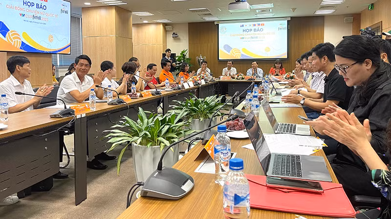 Toàn cảnh buổi họp báo.