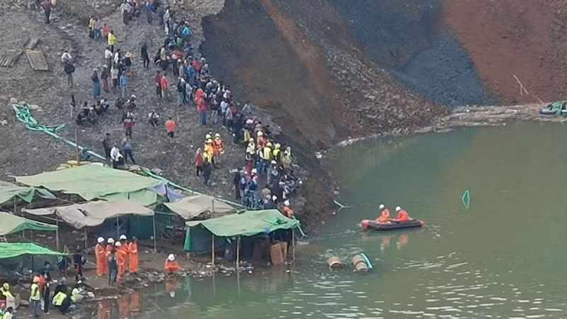 Hoạt động cứu nạn sau khi xảy ra sạt lở tại mỏ ngọc bích ở Hpakant, bang Kachin, Myanmar, ngày 22/12/2021. (Ảnh: Reuters)