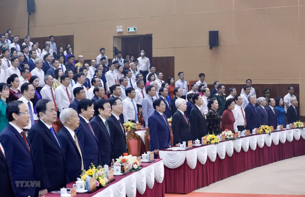Các đại biểu thực hiện nghi lễ chào cờ. Các đại biểu thực hiện nghi lễ chào cờ.