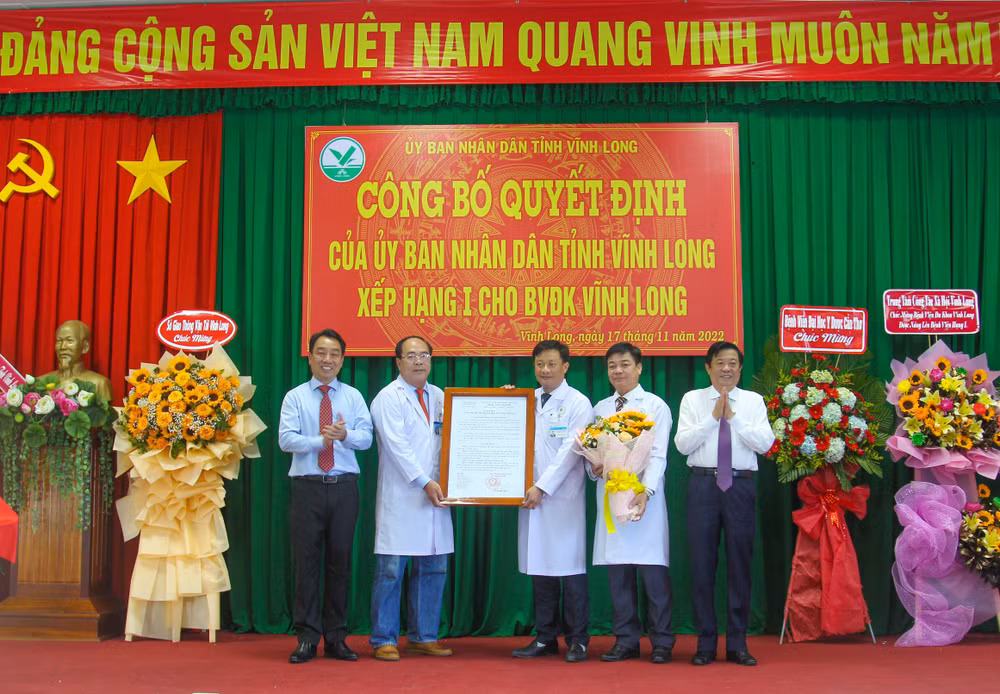 Lãnh đạo tỉnh Vĩnh Long trao quyết định công nhận bệnh viện hạng I cho Ban lãnh đạo Bệnh viện đa khoa tỉnh Vĩnh Long. 
