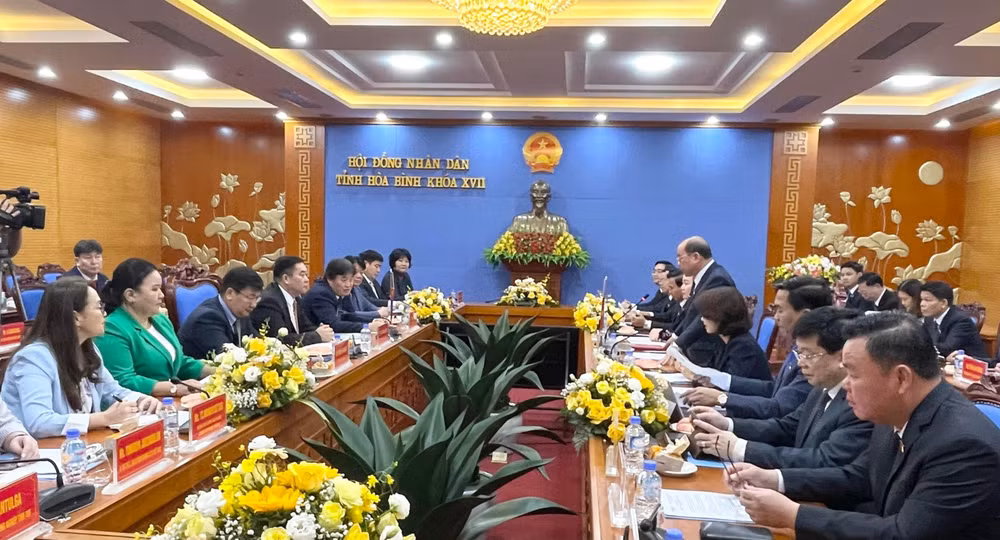 Đồng chí Bùi Đức Hinh, Chủ tịch Hội đồng nhân dân tỉnh Hòa Bình phát biểu tại buổi làm việc giữa hai tỉnh. 