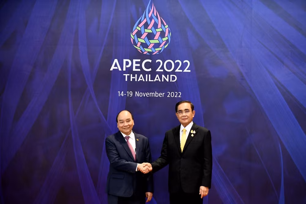 Thủ tướng Thái Lan Prayut Chan-o-cha đón Chủ tịch Nguyễn Xuân Phúc tới dự Hội nghị Cấp cao APEC 29 tại Trung tâm Hội nghị quốc gia Queen Sirikit. (Ảnh: Ban tổ chức APEC cung cấp)
