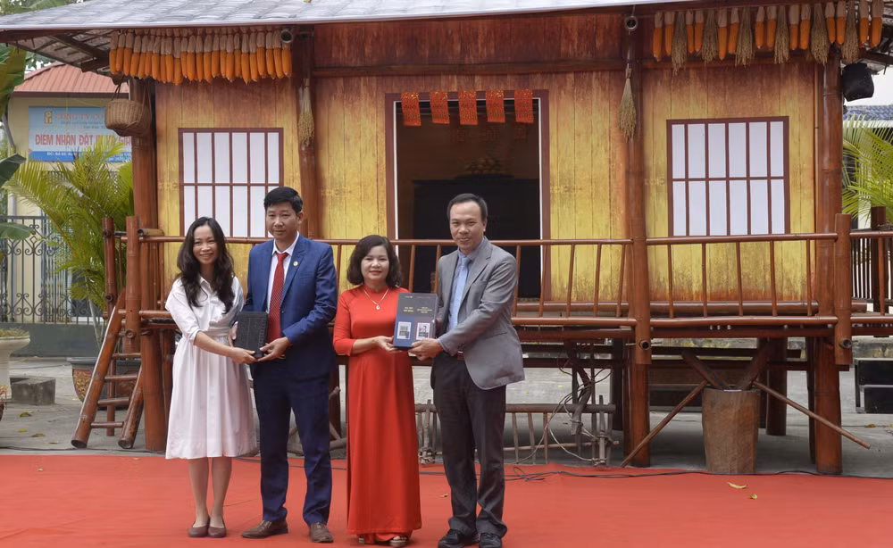 Lãnh đạo Bảo tàng tỉnh tiếp nhận mộc bản "Linh tiêm của đền Bắc Lệ", Hữu Lũng (Lạng Sơn) do các nhà khoa học trao tặng. Lãnh đạo Bảo tàng tỉnh tiếp nhận mộc bản "Linh tiêm của đền Bắc Lệ", Hữu Lũng (Lạng Sơn) do các nhà khoa học trao tặng.