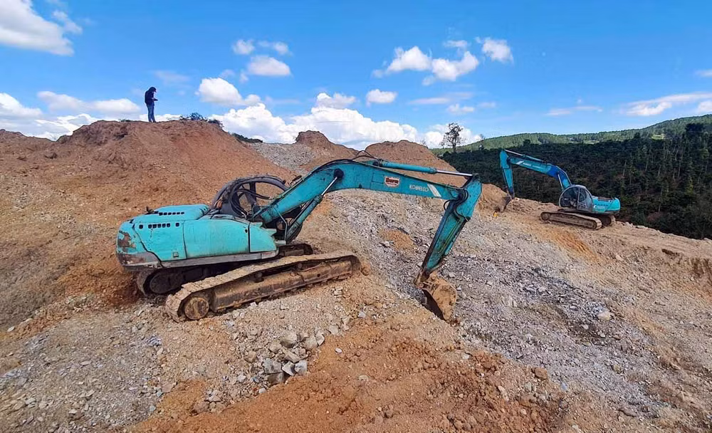 Một số máy móc dùng để san gạt đất đá phát hiện tại hiện trường.