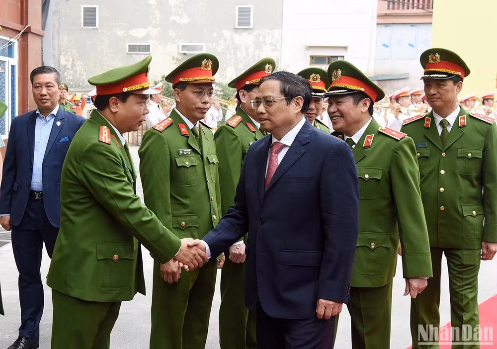 Thủ tướng Phạm Minh Chính với lãnh đạo Cục Cảnh sát điều tra tội phạm về ma túy.