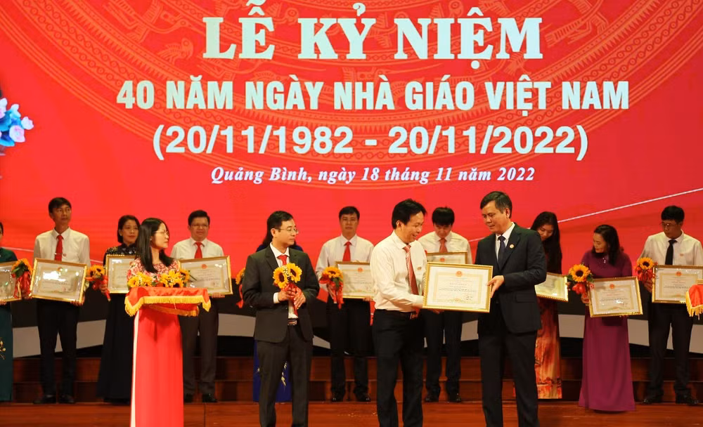 Chủ tịch tỉnh Quảng Bình Trần Thắng tặng bằng khen cho các thầy, cô giáo có thành tích xuất sắc.
