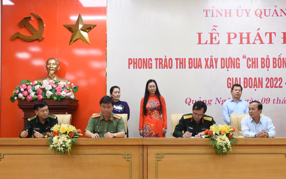 Lãnh đạo các đảng bộ trực thuộc Tỉnh ủy Quảng Ngãi ký kết giao ước thi đua xây dựng “chi bộ bốn tốt”, “đảng bộ cơ sở bốn tốt”.