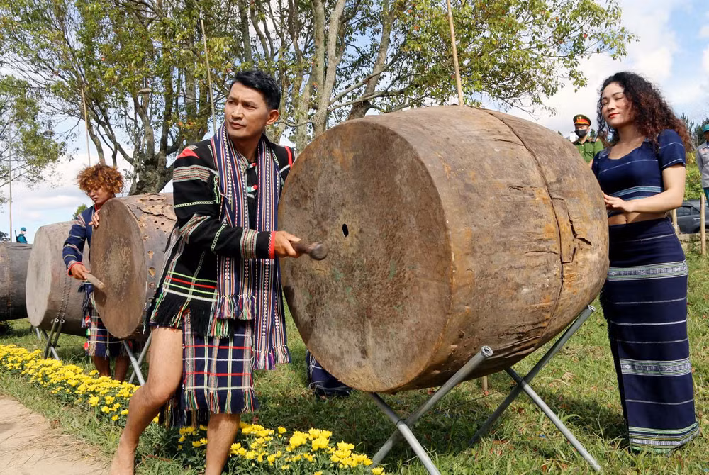 Trống cái da trâu là báu vật của đồng bào dân tộc Tây Nguyên. Trống cái da trâu là báu vật của đồng bào dân tộc Tây Nguyên.