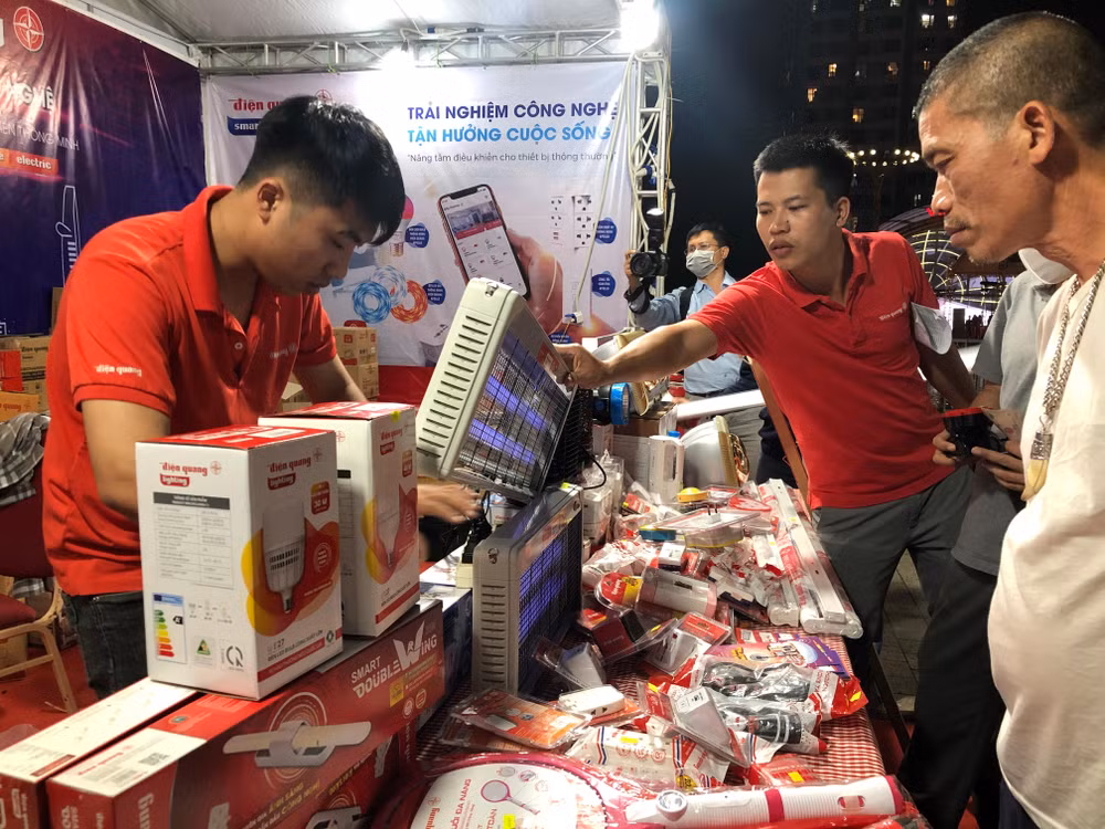 Người tiêu dùng tham quan, mua sắm các mặt hàng giảm giá tại Tháng Khuyến mại Hà Nội.