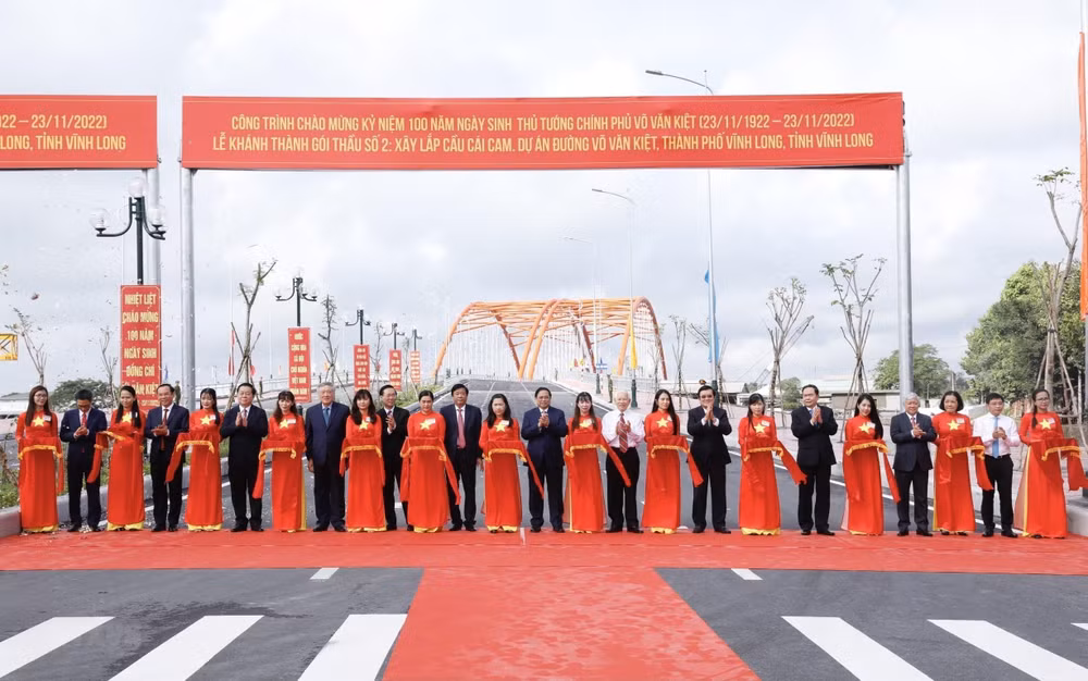 Cầu Cái Cam, thuộc dự án đầu tư xây dựng công trình đường Võ Văn Kiệt, thành phố Vĩnh Long, là công trình chào mừng kỷ niệm 100 năm Ngày sinh Thủ tướng Võ Văn Kiệt. Cầu Cái Cam, thuộc dự án đầu tư xây dựng công trình đường Võ Văn Kiệt, thành phố Vĩnh Long, là công trình chào mừng kỷ niệm 100 năm Ngày sinh Thủ tướng Võ Văn Kiệt.