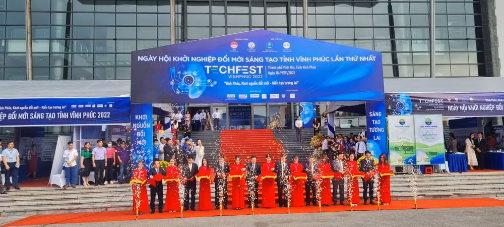 Ban tổ chức cắt băng khai mạc triển lãm Techfest Vĩnh Phúc 2022.