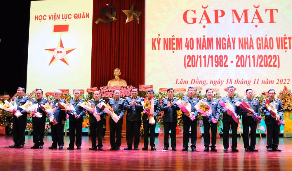 Ban Giám đốc tặng hoa chúc mừng lãnh đạo Học viện Lục quân qua các thời kỳ.