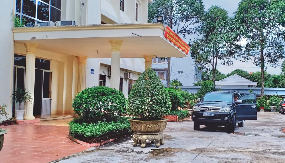 Lực lượng chức năng Viện Kiểm sát nhân dân tối cao tiến hành khám xét nơi làm việc của ông Châu Văn Mỹ, vào gần trưa 14/11.