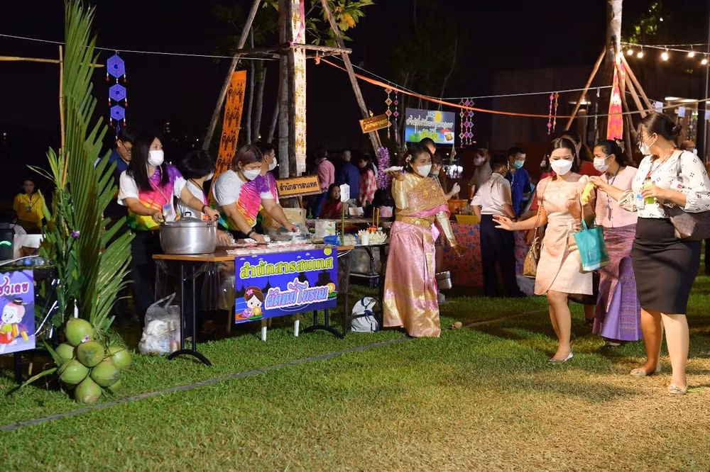 Tại lễ hội còn có vô số các gian hàng bày bán đèn hoa đăng, các món ăn đặc sắc, truyền thống của người Thái.