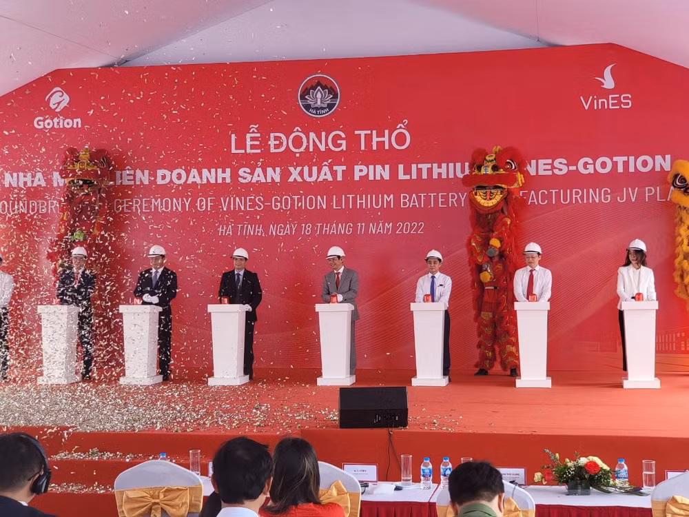 Đại diện lãnh đạo tỉnh Hà Tĩnh và nhà đầu tư ấn nút động thổ dự án. 