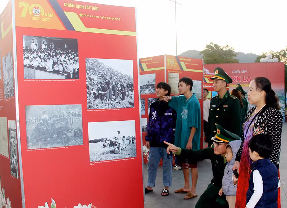 Triển lãm ảnh “Sơn La - 70 năm một chặng đường vinh quang”. Triển lãm ảnh “Sơn La - 70 năm một chặng đường vinh quang”.