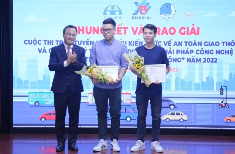 Phó Chủ tịch Thường trực Ủy ban An toàn giao thông quốc gia Khuất Việt Hùng (bên trái) trao giải nhất Cuộc thi “Ý tưởng ứng dụng các giải pháp công nghệ bảo đảm trật tự an toàn giao thông” năm 2022 tặng nhóm tác giả Nguyễn Duy Khang, Trần Viết Lân. Phó Chủ tịch Thường trực Ủy ban An toàn giao thông quốc gia Khuất Việt Hùng (bên trái) trao giải nhất Cuộc thi “Ý tưởng ứng dụng các giải pháp công nghệ bảo đảm trật tự an toàn giao thông” năm 2022 tặng nhóm tác giả Nguyễn Duy Khang, Trần Viết Lân.