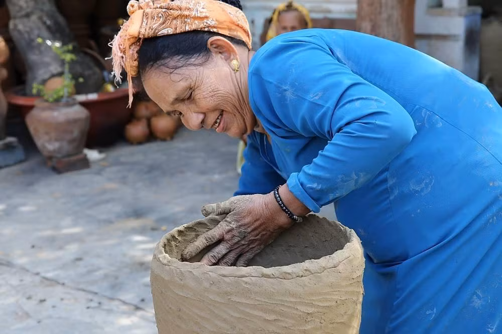 Nghệ nhân làm gốm Chăm. (Ảnh: Cục Di sản văn hóa)