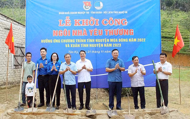 Đại diện Đoàn Khối Doanh nghiệp Trung ương, Tỉnh đoàn Nghệ An và các đơn vị liên quan khởi công xây dựng công trình “Ngôi nhà Yêu thương” tặng hộ gia đình anh Đặng Thế Thuận (xã Nghĩa Hành, huyện Tân Kỳ, Nghệ An).