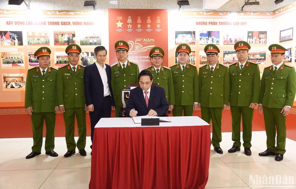 Thủ tướng Phạm Minh Chính ghi lưu bút tại Phòng truyền thống của Cục Cảnh sát điều tra tội phạm về ma túy.