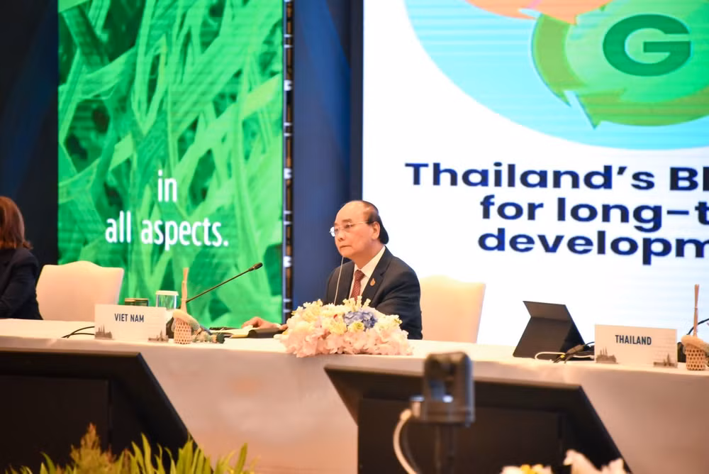 Chủ tịch nước Nguyễn Xuân Phúc tại phiên họp hẹp Hội nghị các nhà lãnh đạo kinh tế APEC lần thứ 29 (phiên thứ nhất). (Ảnh: Ban tổ chức APEC cung cấp)