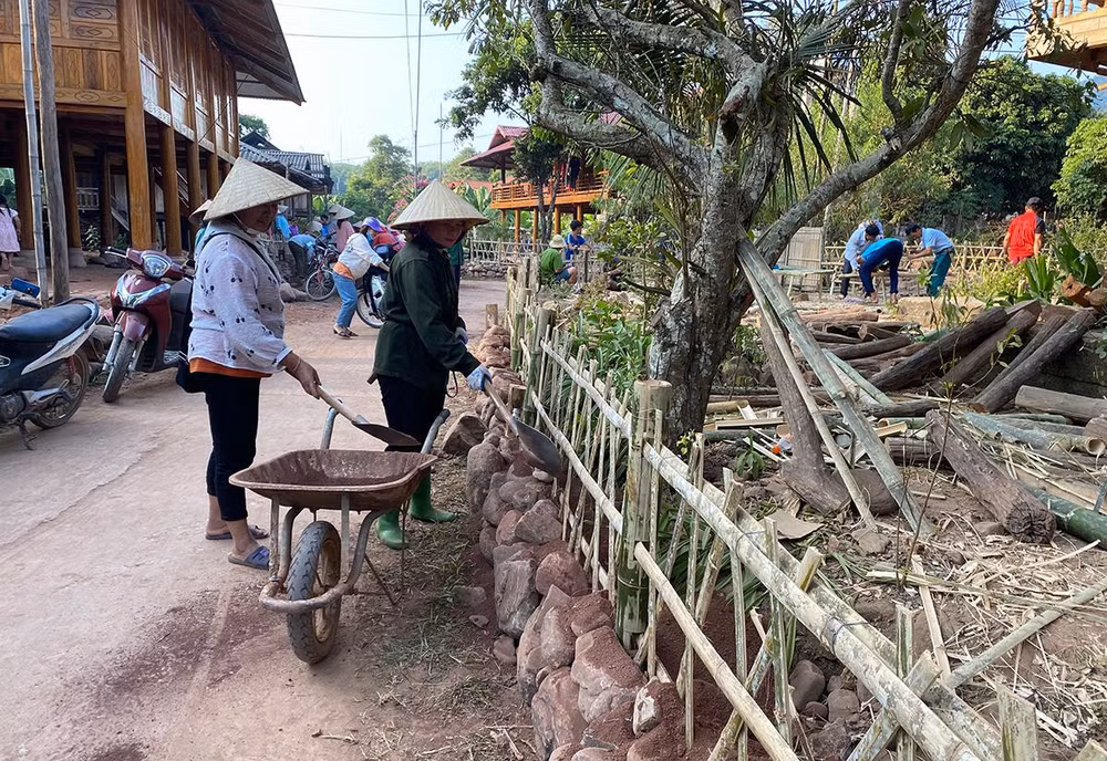 Nhân dân các dân tộc xã Chà Nưa, huyện Nậm Pồ (tỉnh Điện Biên) góp sức cùng dân bản Nà Sự cải tạo cảnh quan, không gian đón khách du lịch tham quan, trải nghiệm tại bản văn hóa du lịch cộng đồng.