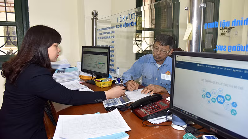 Người lao động làm thủ tục tại Bảo hiểm xã hội Hưng Yên. (Ảnh: Trần Hải)
