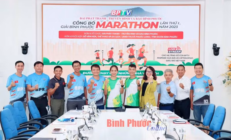 Ban tổ chức chụp hình lưu niệm với các đại biểu dự lễ và thể hiện quyết tâm tổ chức giải thành công tốt đẹp.
