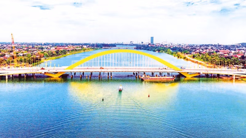 Cầu vượt sông Hương là công trình trọng điểm, giảm áp lực giao thông và tạo điểm nhấn cho cảnh quan đô thị Huế. (Ảnh: ĐÌNH HOÀNG)