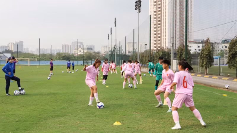 Các tuyển thủ U17 nữ Việt Nam trong buổi tập đầu tiên. (Ảnh: VFF)