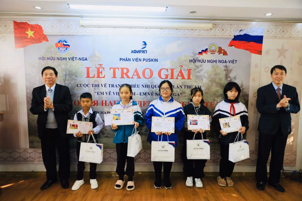 Trao giải Nhất cho các thí sinh đạt giải.