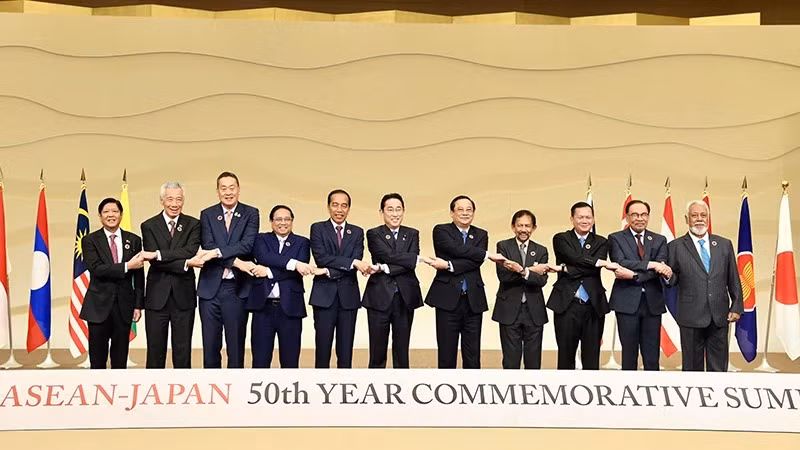 Các nhà lãnh đạo Nhật Bản và ASEAN chụp ảnh chung trước giờ khai mạc Hội nghị Cấp cao Kỷ niệm 50 năm quan hệ ASEAN-Nhật Bản. Ảnh: Nhật Bắc Các nhà lãnh đạo Nhật Bản và ASEAN chụp ảnh chung trước giờ khai mạc Hội nghị Cấp cao Kỷ niệm 50 năm quan hệ ASEAN-Nhật Bản. Ảnh: Nhật Bắc