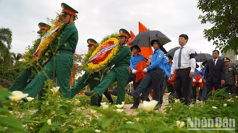 Đưa tiễn các anh về với đất mẹ. (Ảnh: HỮU NGHĨA)