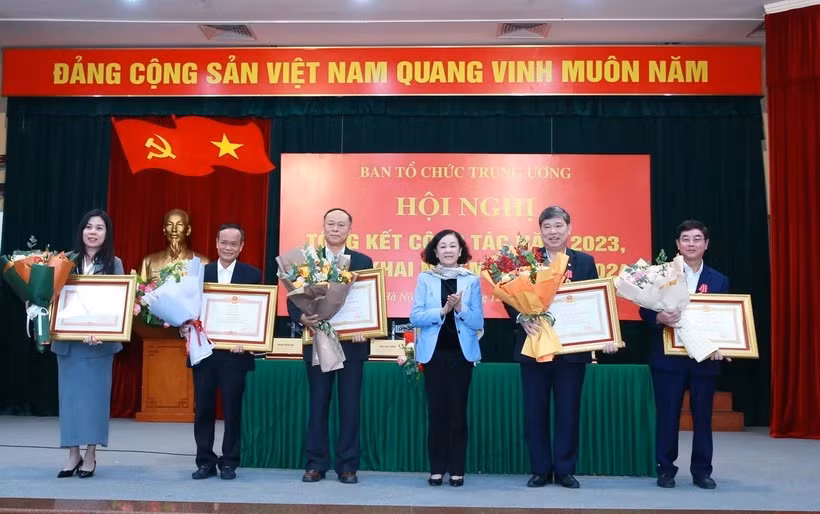 Đồng chí Trương Thị Mai trao Huân chương Lao động của Chủ tịch nước và Bằng khen của Thủ tướng Chính phủ cho các cá nhân có thành tích xuất sắc. (Ảnh: TTXVN)