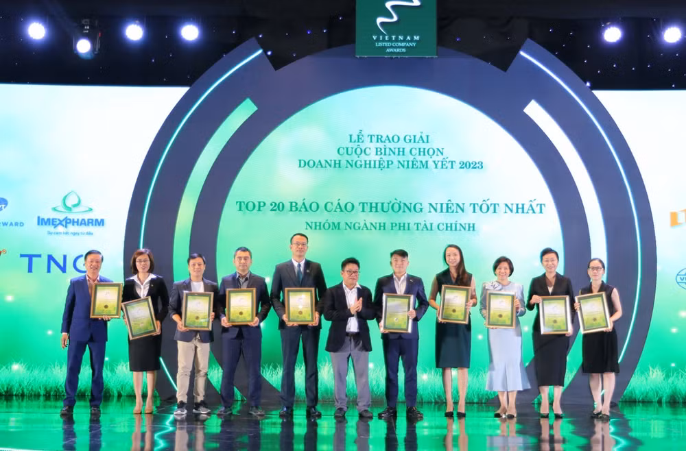 Chủ tịch HĐTV Sở GDCK Việt Nam Nguyễn Thành Long trao giải cho Top 20 doanh nghiệp có báo cáo thường niên tốt nhất nhóm ngành phi tài chính.
