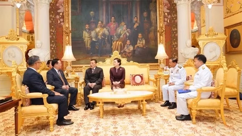 Chủ tịch Quốc hội Vương Đình Huệ đã hội kiến Nhà vua Maha Vajiralongkorn và Hoàng hậu Thái Lan. (Ảnh: TTXVN) Chủ tịch Quốc hội Vương Đình Huệ đã hội kiến Nhà vua Maha Vajiralongkorn và Hoàng hậu Thái Lan. (Ảnh: TTXVN)
