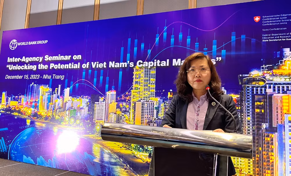 Chủ tịch Ủy ban Chứng khoán nhà nước Vũ Thị Chân Phương phát biểu tại hội thảo.