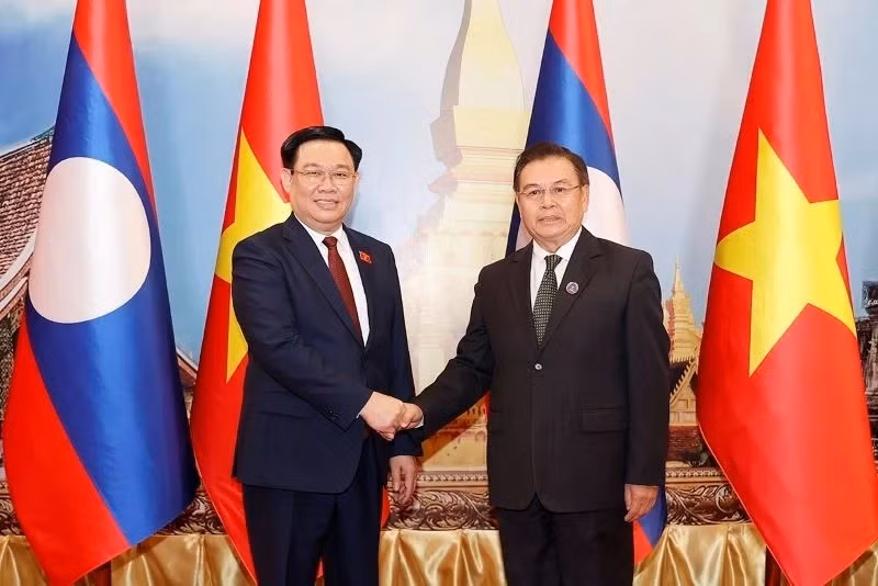 Chủ tịch Quốc hội Vương Đình Huệ và Chủ tịch Quốc hội Lào Saysomphone Phomvihane chụp ảnh chung. (Ảnh: TTXVN) Chủ tịch Quốc hội Vương Đình Huệ và Chủ tịch Quốc hội Lào Saysomphone Phomvihane chụp ảnh chung. (Ảnh: TTXVN)