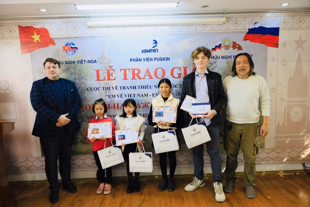 Trao giải Ba cho các thí sinh đạt giải.