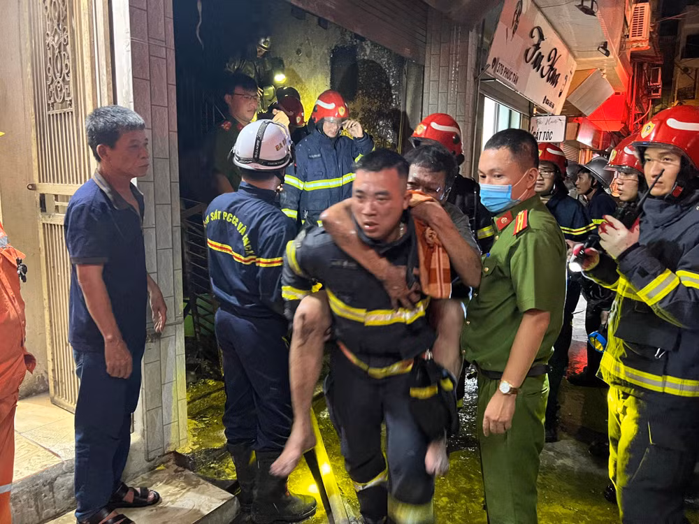 Cảnh sát đưa người dân thoát khỏi đám cháy.
