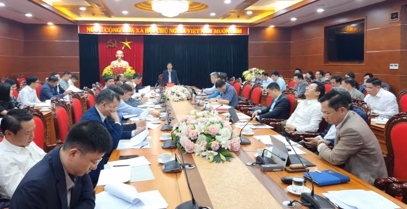 Chủ tịch Ủy ban nhân dân tỉnh Hòa Bình (giữa) chủ trì hội nghị.