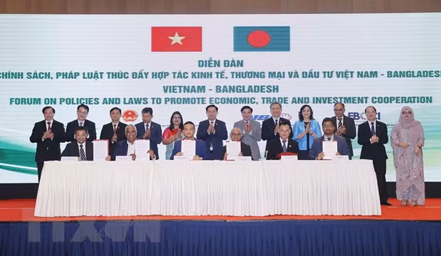 Chủ tịch Quốc hội Vương Đình Huệ và đại biểu chứng kiến Lễ ký Thỏa thuận hợp tác trong một số lĩnh vực. (Ảnh: TTXVN)