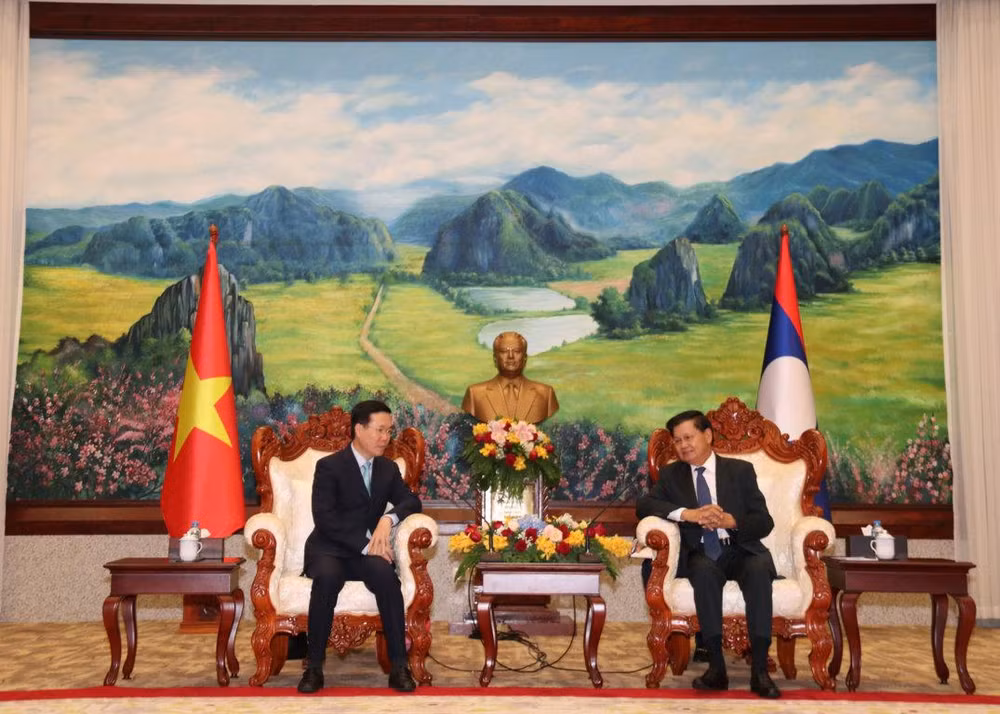 Tổng Bí thư, Chủ tịch nước Lào Thongloun Sisoulith (phải) tiếp đồng chí Võ Văn Thưởng, Ủy viên Bộ Chính trị, Thường trực Ban Bí thư.