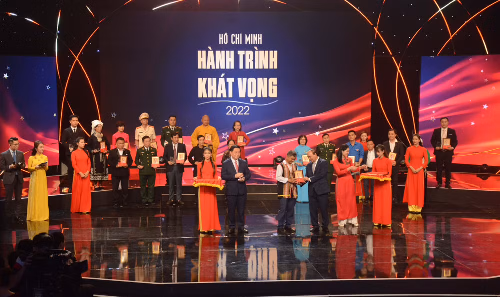 Chủ tịch nước Nguyễn Xuân Phúc trao quà lưu niệm của Chủ tịch nước tặng các điển hình tiêu biểu. 