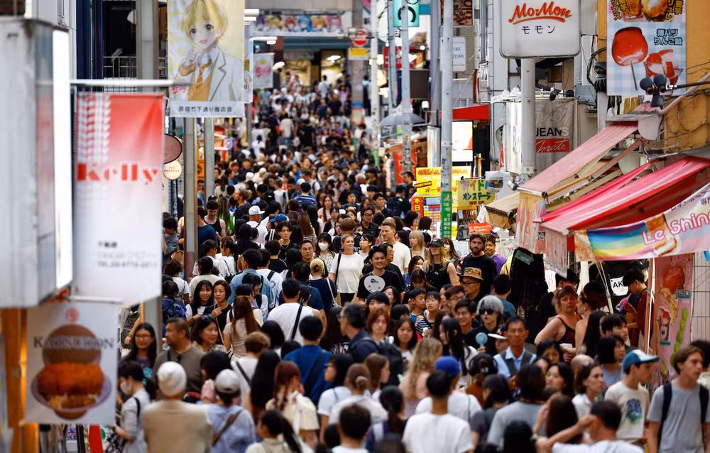 Du khách đi bộ dọc theo phố Takeshita tại khu mua sắm Harajuku ở Tokyo. Ảnh: Reuters.