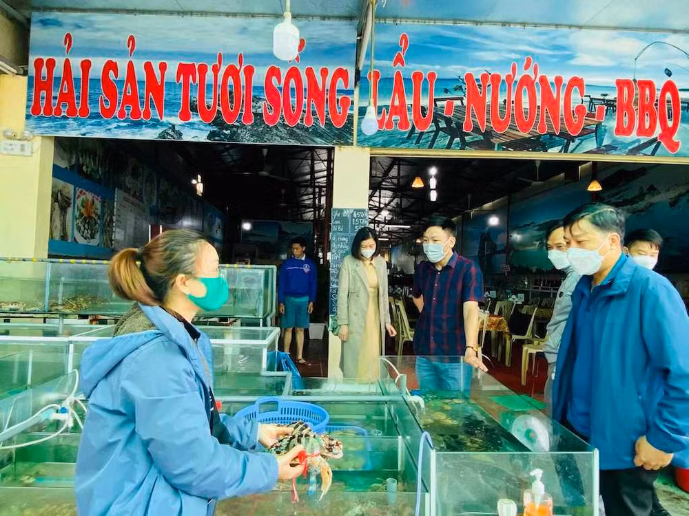 Huyện Cô Tô tăng cường kiểm soát các cơ sở kinh doanh dịch vụ trên địa bàn nhằm bảo đảm quyền lợi của du khách khi trải nghiệm trên đảo.